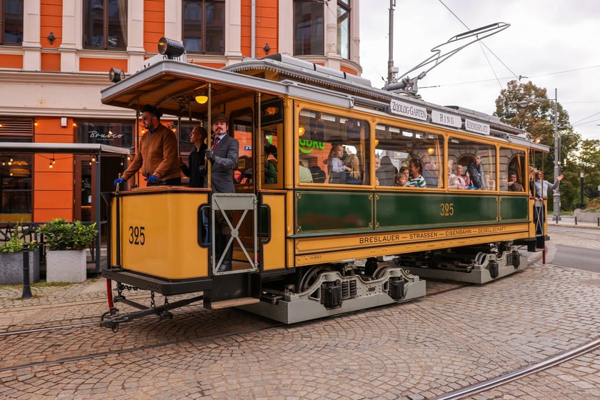 Zabytkowe tramwaje i autobusy podczas wielkie parady we Wrocławiu, 27.09.2025 r.