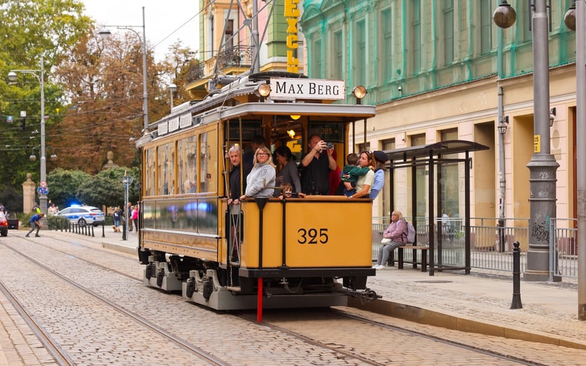 Zabytkowe tramwaje i autobusy podczas wielkie parady we Wrocławiu, 27.09.2025 r.