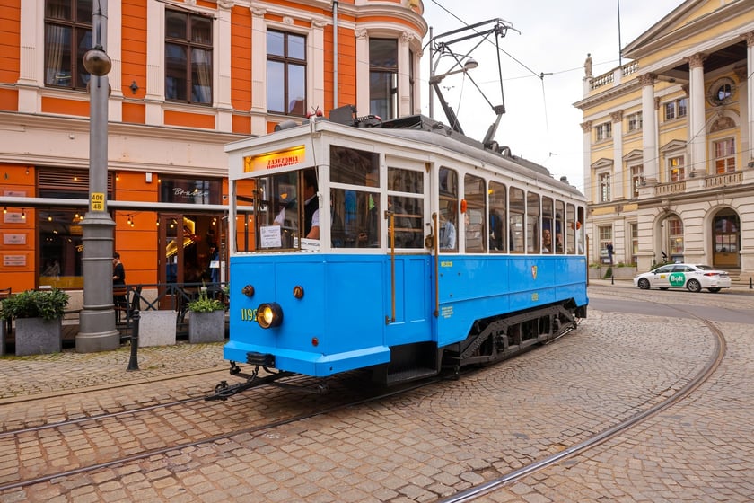 Zabytkowe tramwaje i autobusy podczas wielkie parady we Wrocławiu, 27.09.2025 r.
