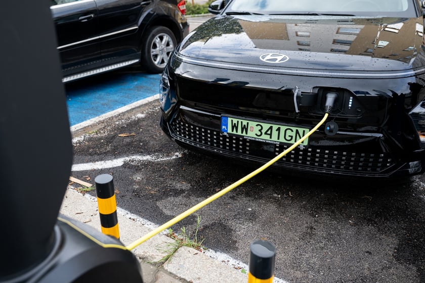 Stacja ładowania przy skrzyżowaniu Kniaziewicza i Pułaskiego