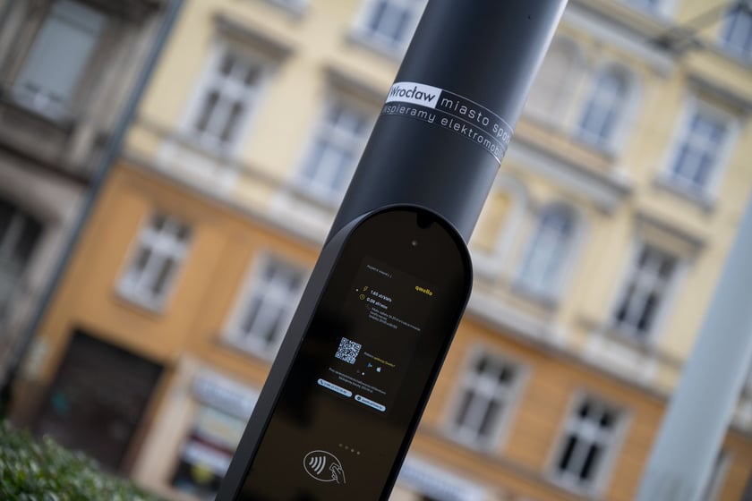 Stacja ładowania przy skrzyżowaniu Kniaziewicza i Pułaskiego