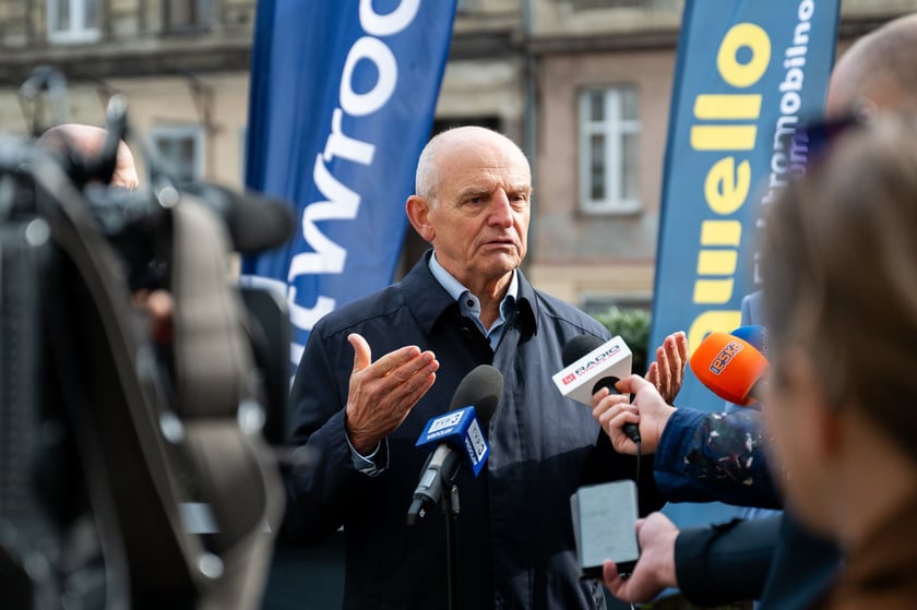 Prezes Qwello Polska, Leszek Ceran, przy stacji ładowania przy skrzyżowaniu Kniaziewicza i Pułaskiego