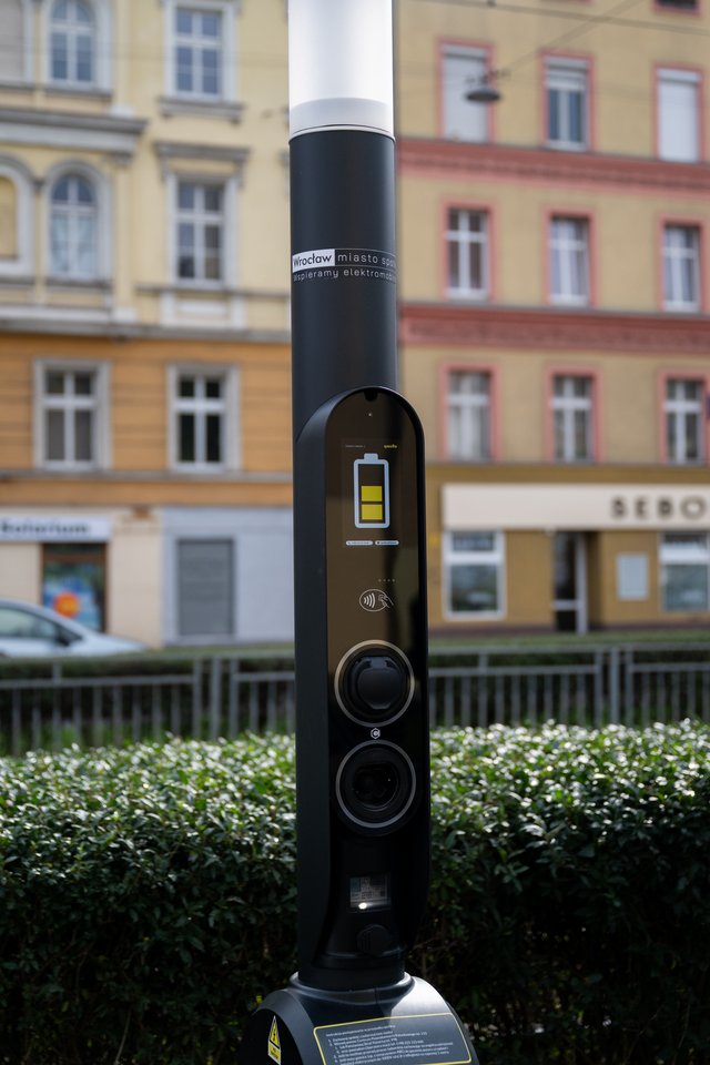 Stacja ładowania przy skrzyżowaniu Kniaziewicza i Pułaskiego