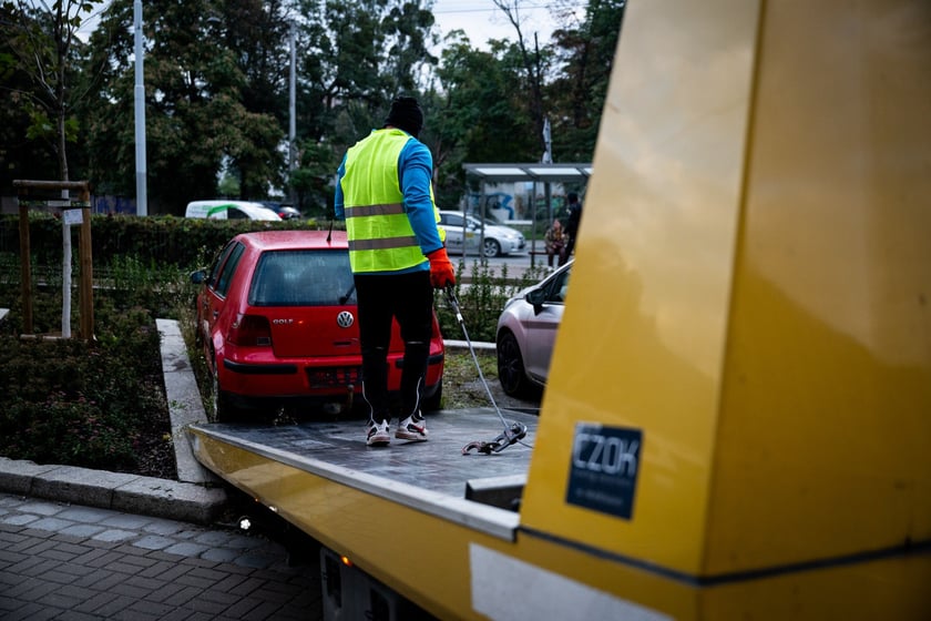 Akcja usuwania wraku auta - samochodu porzuconego, bez właściciela