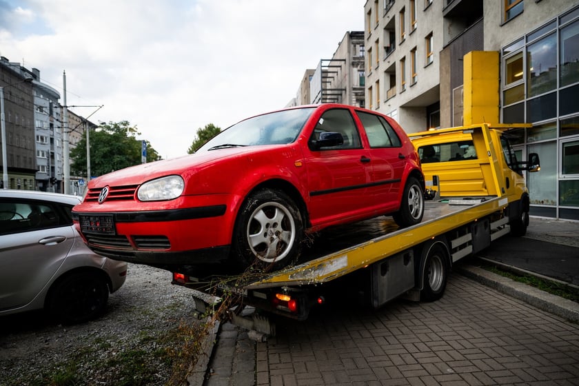 Akcja usuwania wraku auta - samochodu porzuconego, bez właściciela