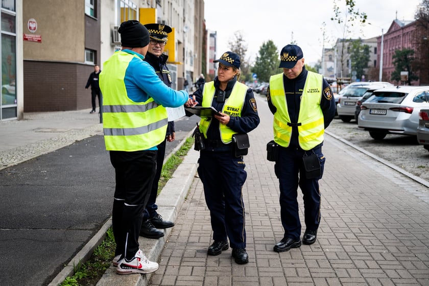 Akcja usuwania wraku auta - samochodu porzuconego, bez właściciela