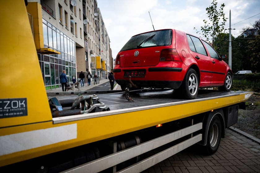 Akcja usuwania wraku auta - samochodu porzuconego, bez właściciela