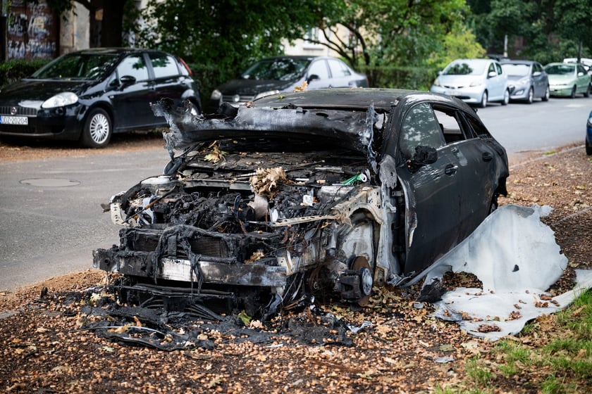 Akcja usuwania wraku auta - samochodu porzuconego, bez właściciela