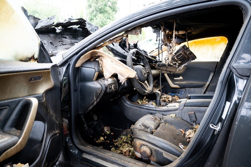 Akcja usuwania wraku auta - samochodu porzuconego, bez właściciela