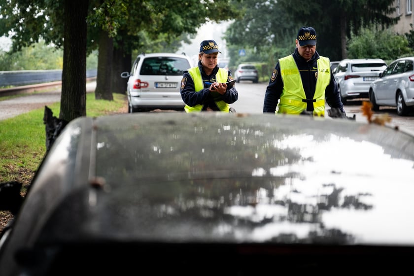 Akcja usuwania wraku auta - samochodu porzuconego, bez właściciela