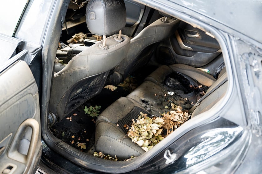 Akcja usuwania wraku auta - samochodu porzuconego, bez właściciela