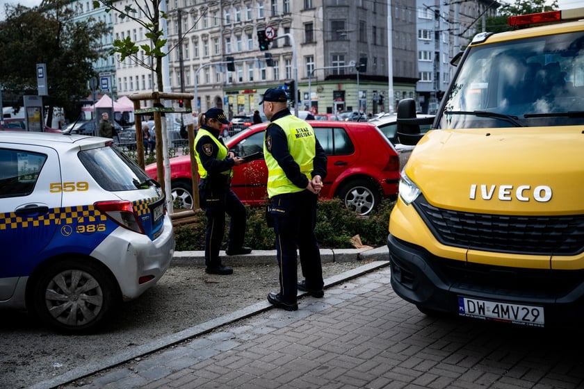 Akcja usuwania wraku auta - samochodu porzuconego, bez właściciela