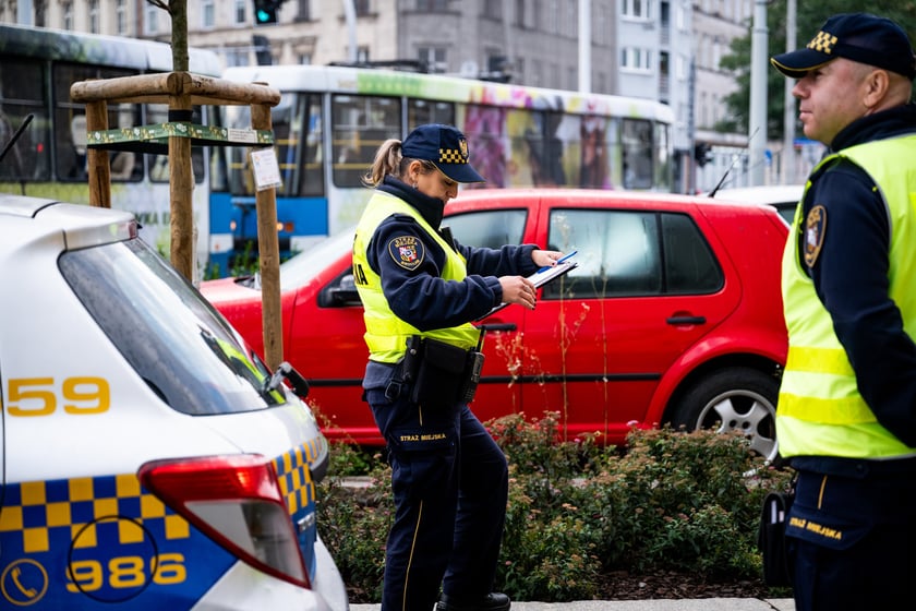 Akcja usuwania wraku auta - samochodu porzuconego, bez właściciela