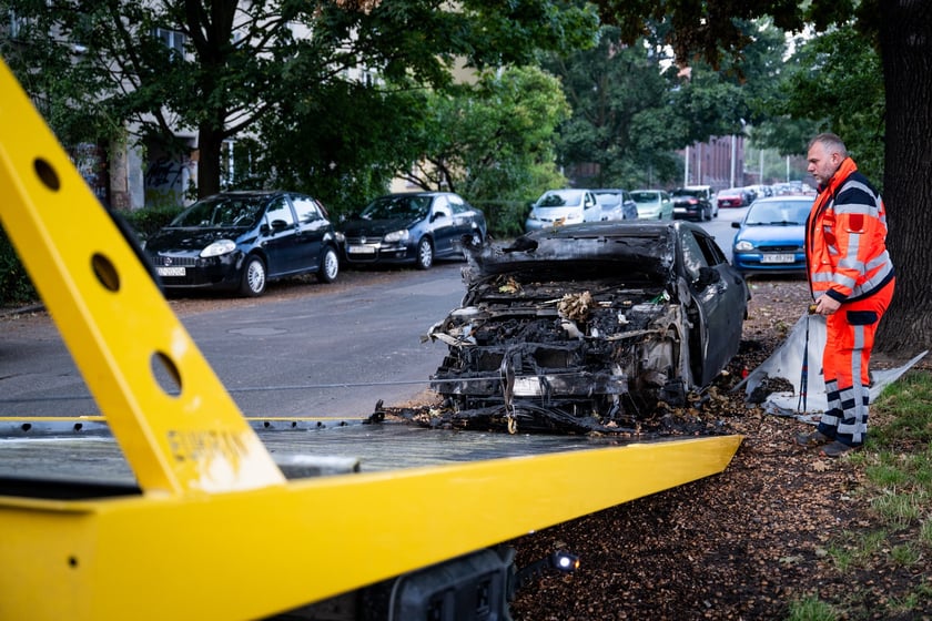 Akcja usuwania wraku auta - samochodu porzuconego, bez właściciela