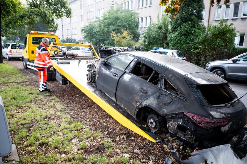 Akcja usuwania wraku auta - samochodu porzuconego, bez właściciela