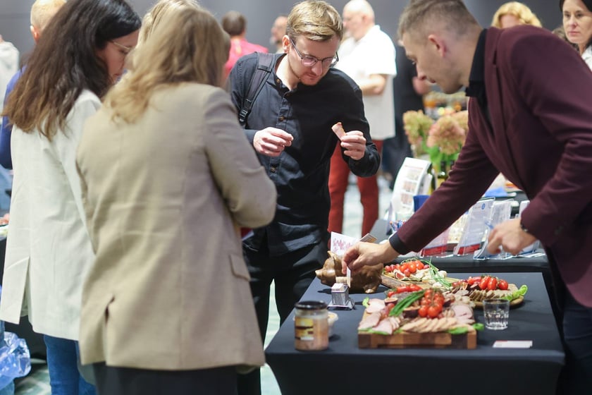 Na zdjęciach IV edycja programu &bdquo;Od pola na wrocławski st&oacute;ł&rdquo; we wrocławskim Novotelu