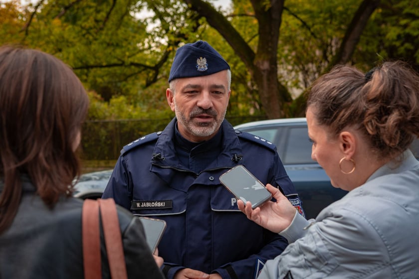 Trwa ewakuacja mieszkańc&oacute;w okolic Januszowickiej - 8 października, spotkanie dla medi&oacute;w, komisarz Wojciech Jabłoński z KMP