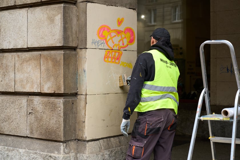 Czyszczenie arkad przy Świdnickiej