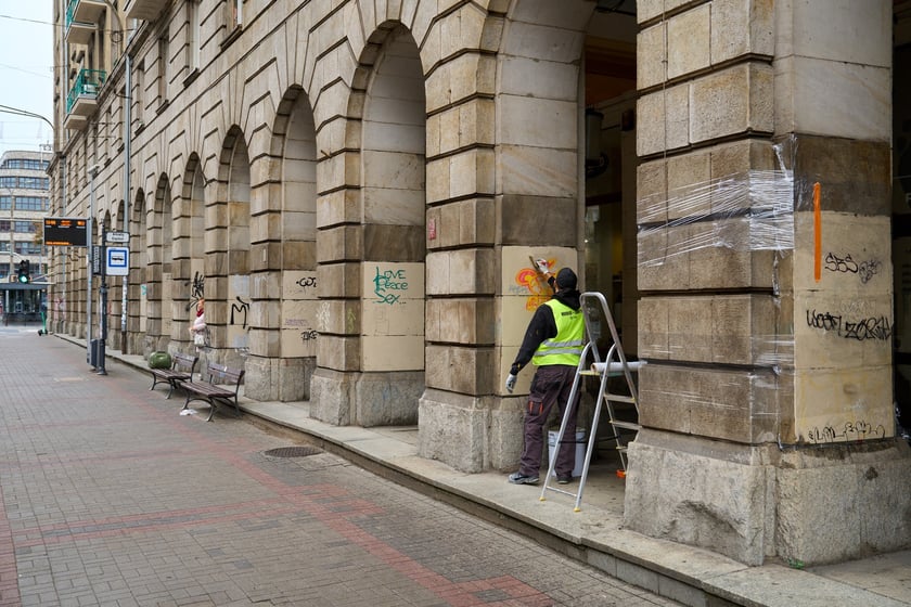 Czyszczenie arkad przy Świdnickiej