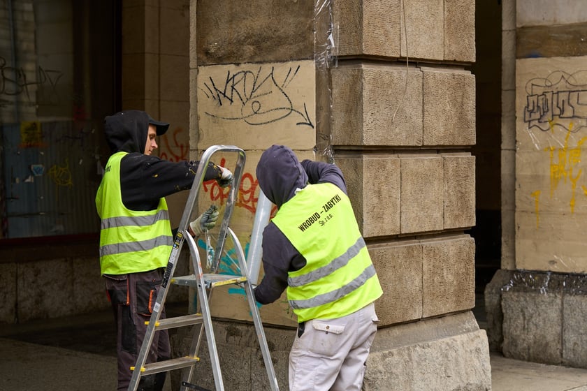 Czyszczenie arkad przy Świdnickiej