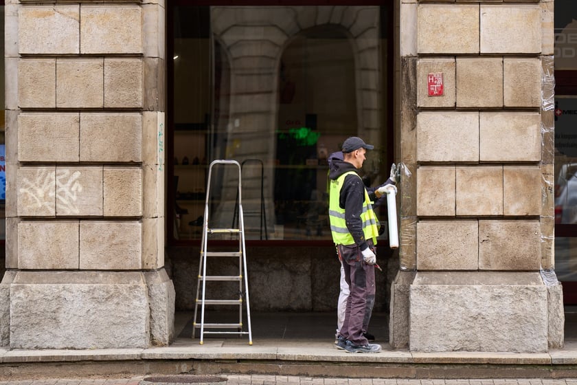 Czyszczenie arkad przy Świdnickiej