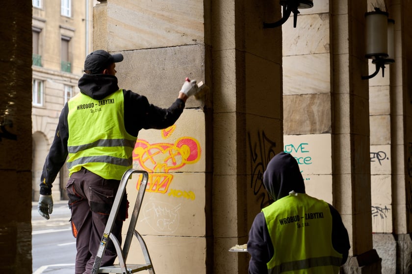 Czyszczenie arkad przy Świdnickiej