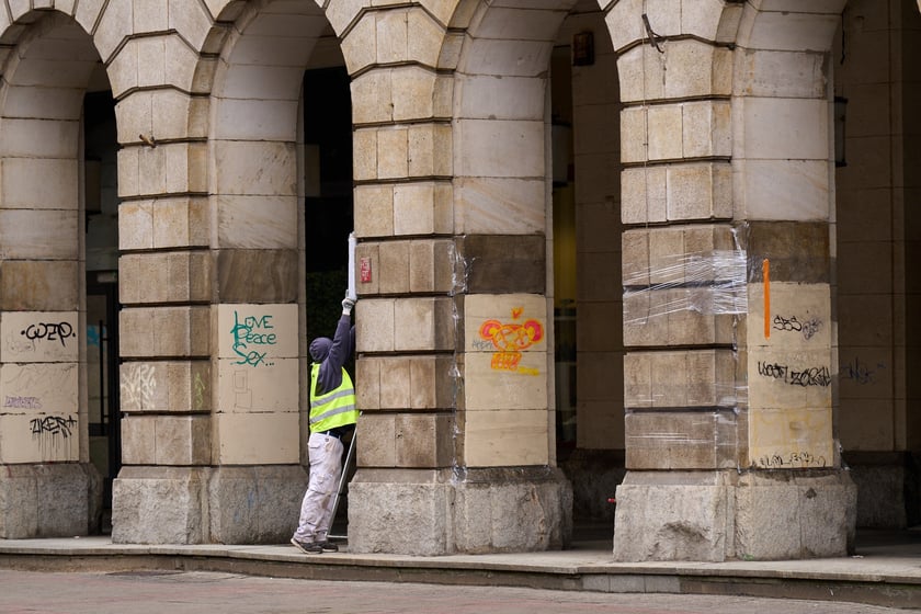 Czyszczenie arkad przy Świdnickiej