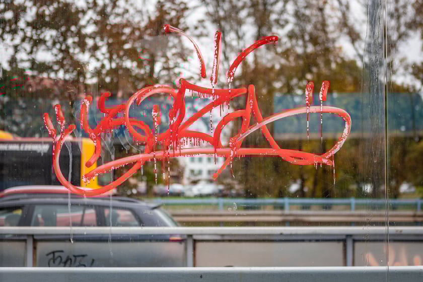 Ekipa MPK czyści przystanki