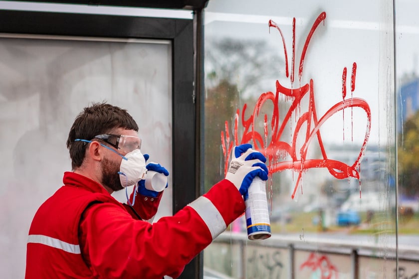 Ekipa MPK czyści przystanki