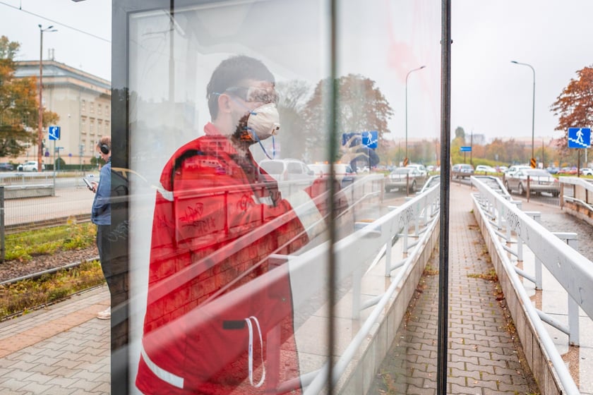 Ekipa MPK czyści przystanki