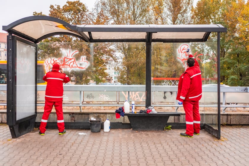 Ekipa MPK czyści przystanki