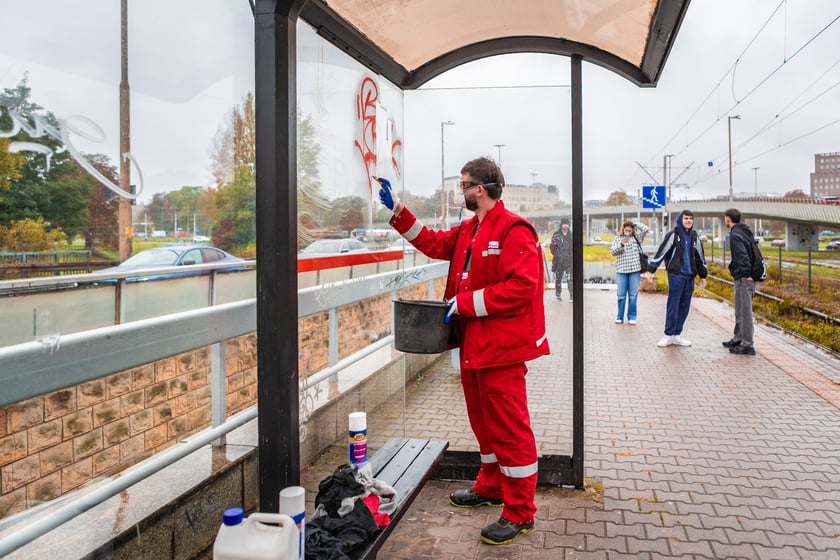 Ekipa MPK czyści przystanki