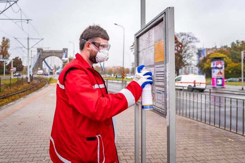 Ekipa MPK czyści przystanki