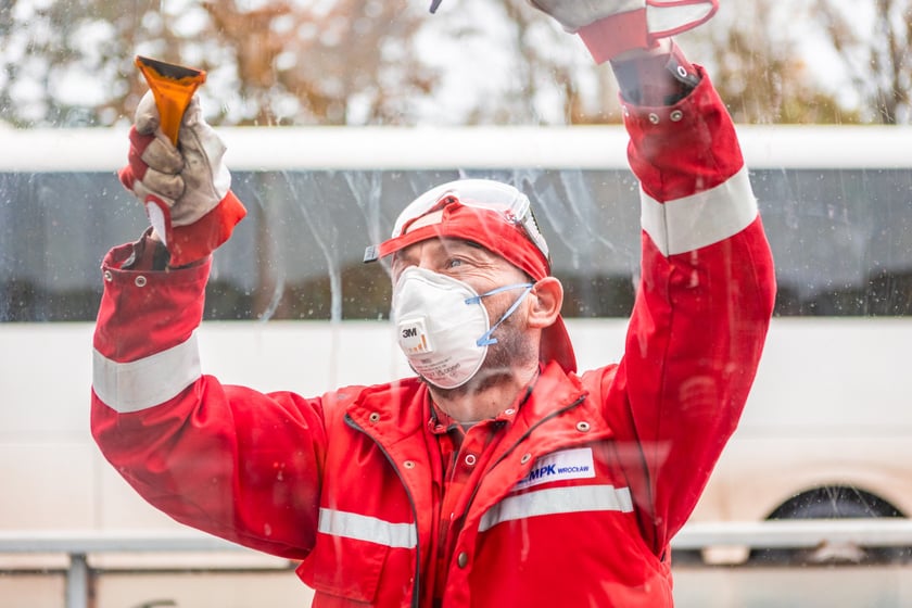 Ekipa MPK czyści przystanki