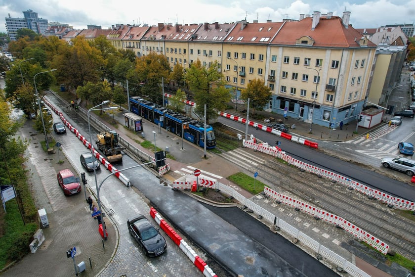 Przebudowa Powstańców Śląskich z drona (9 października 2025). Widać asfaltową nawierzchnię na pasach lewych i brukową na prawych