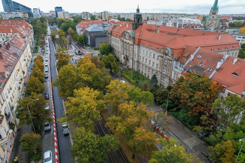 Przebudowa Powstańców Śląskich z drona (9 października 2025). Widać asfaltową nawierzchnię na pasach lewych i brukową na prawych