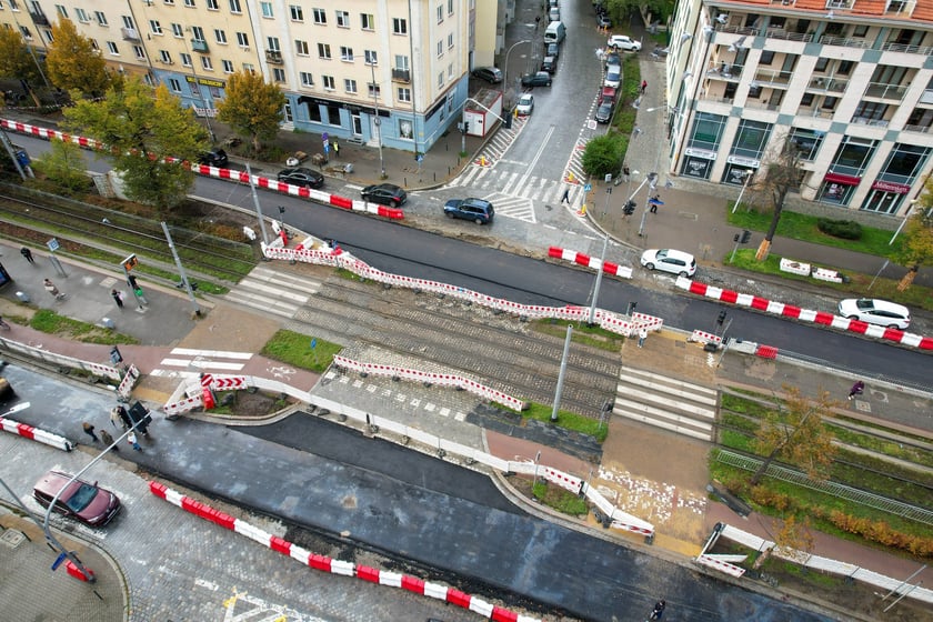 Przebudowa Powstańców Śląskich z drona (9 października 2025). Widać asfaltową nawierzchnię na pasach lewych i brukową na prawych