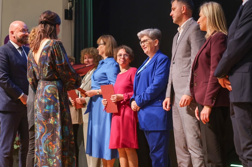 Dzień Edukacji Narodowej. Wręczenie Nagród Prezydenta Wrocławia nauczycielom wrocławskich szkół i przedszkoli