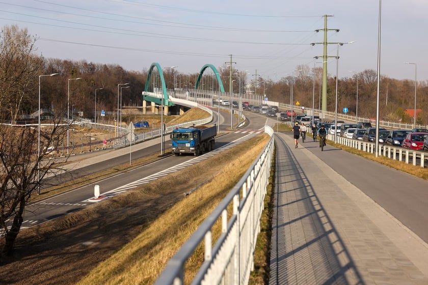 Widok na most Na Wilczym Kącie na trasie Alei Wielkiej Wyspy, rok 2025