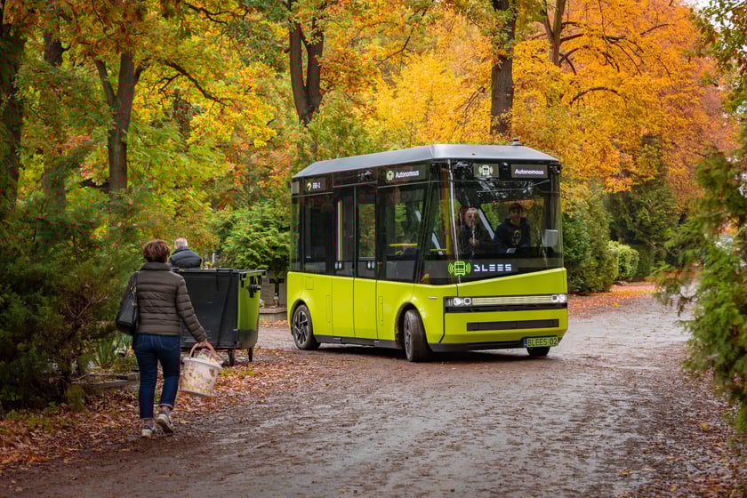 Autonomiczny bus BB-1 od 15 października wozi pasażerów po cmentarzu Osobowickim