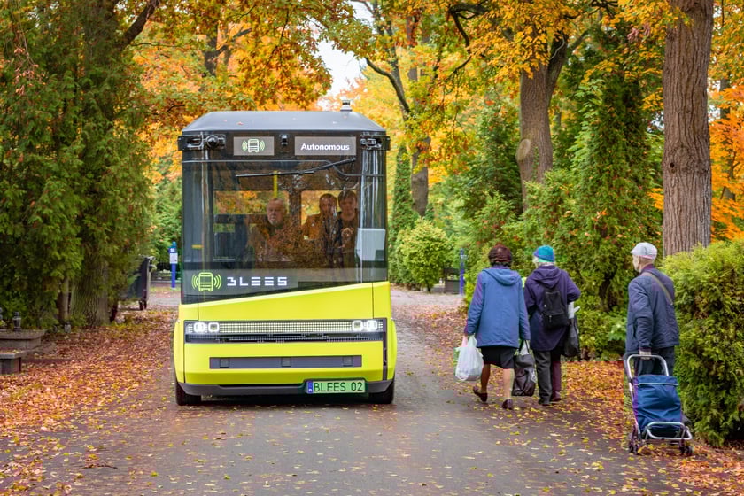 Autonomiczny bus BB-1 od 15 października wozi pasażerów po cmentarzu Osobowickim
