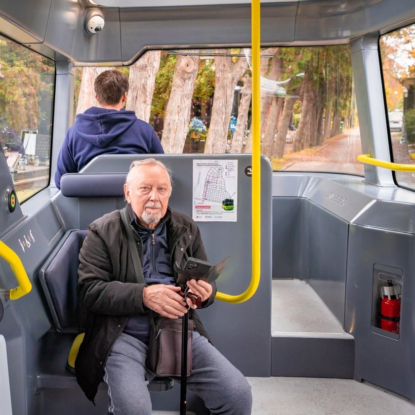Powiększ obraz: 77-letni pan Zbigniew jest zachwycony uruchomieniem kursów busa. Autonomiczny bus BB-1 od 15 października wozi pasażerów po cmentarzu Osobowickim