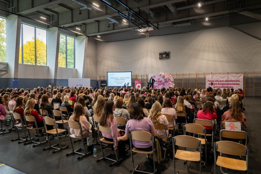 "Pink Generation" - wyjątkowa akcja o profilaktyce raka piersi w V LO we Wrocławiu