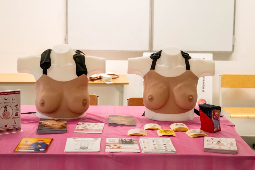 "Pink Generation" - wyjątkowa akcja o profilaktyce raka piersi w V LO we Wrocławiu