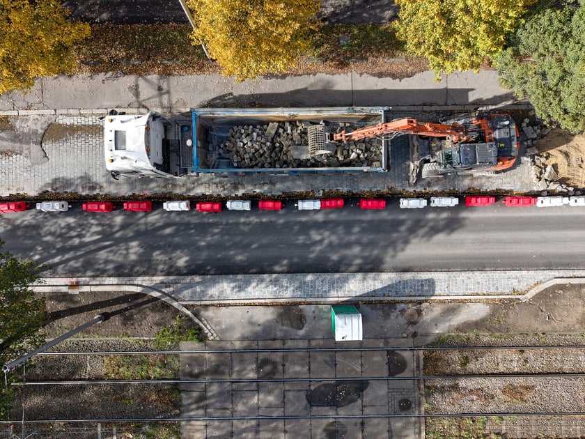 Przebudowa Powstańców Śląskich w dniu 13 października 2025 po przełożeniu ruchu na lewe pasy