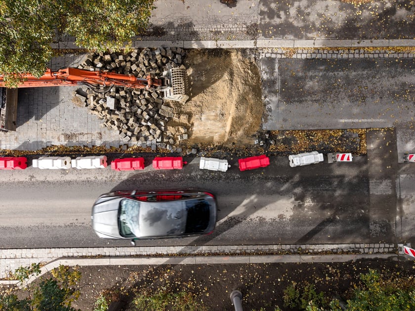 Przebudowa Powstańców Śląskich w dniu 13 października 2025 po przełożeniu ruchu na lewe pasy