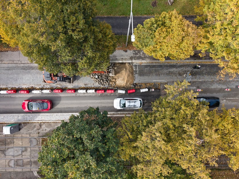 Przebudowa Powstańców Śląskich w dniu 13 października 2025 po przełożeniu ruchu na lewe pasy
