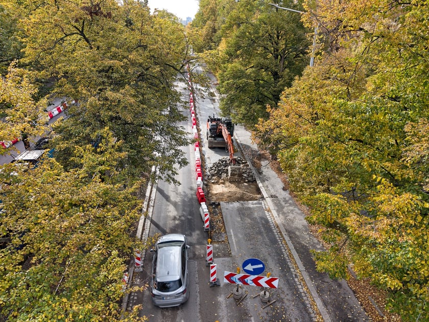 Przebudowa Powstańców Śląskich w dniu 13 października 2025 po przełożeniu ruchu na lewe pasy