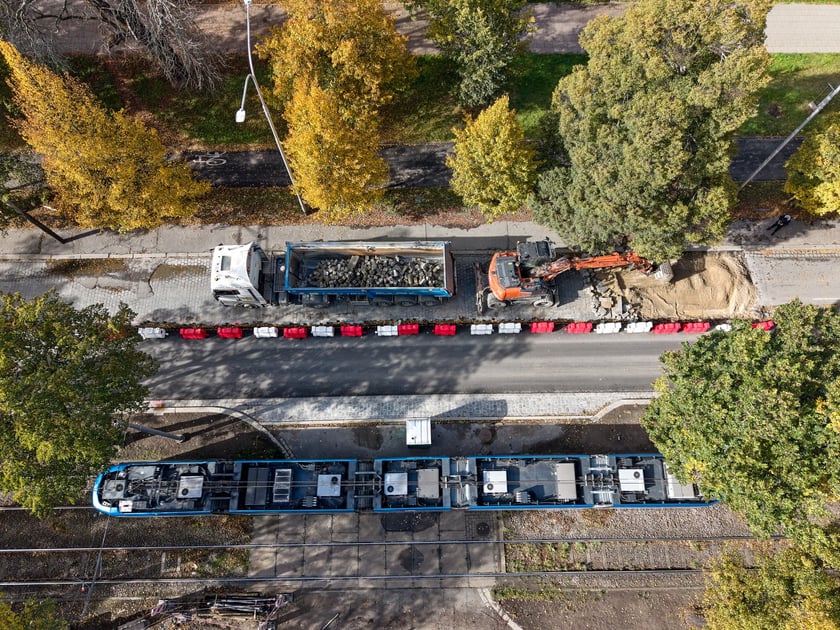 Przebudowa Powstańców Śląskich w dniu 13 października 2025 po przełożeniu ruchu na lewe pasy