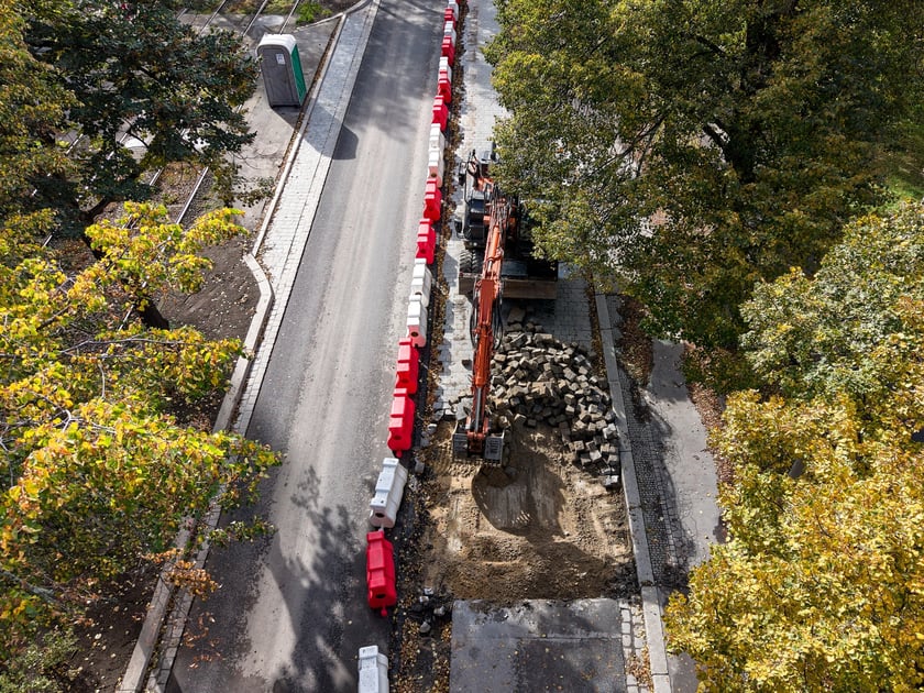Przebudowa Powstańców Śląskich w dniu 13 października 2025 po przełożeniu ruchu na lewe pasy